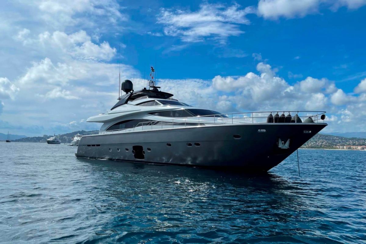 FERRETTI 881 YACHT FOR CHARTER