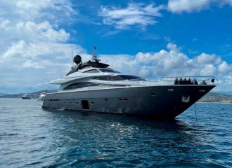 FERRETTI 881 YACHT FOR CHARTER